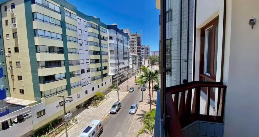 Apartamento 03 dormitórios, 01 suíte , armários em todos os cômodos sob medida,95 m², sacada com churrasqueira,split, 01 quadra  mar, capão da  canoa!