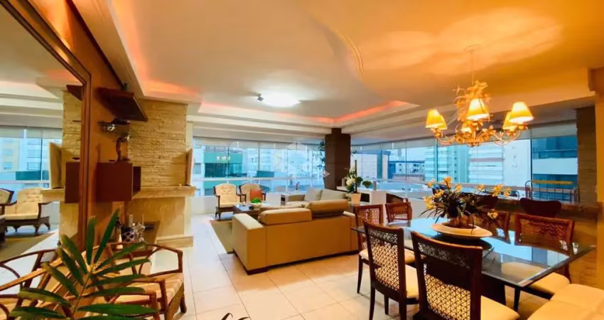 Apartamento de 4 dormitórios, suíte, lareira, churrasqueira, 2 boxes, junto ao mar, zona nova.