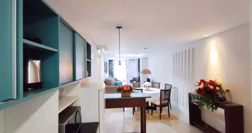 Apartamento de 2 dormitórios, mobiliado e decorado em prédio de alto padrão, com box