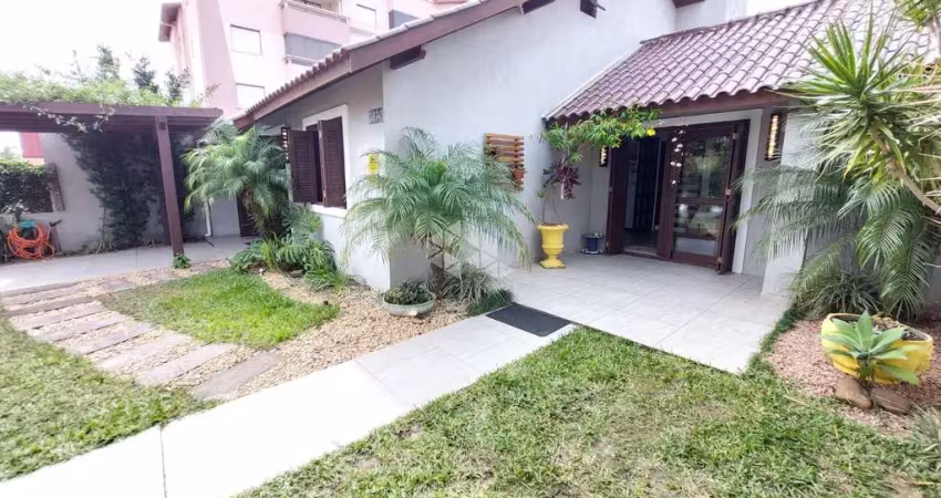 Casa de 3 dormitórios, 2 suítes, piscina e alto padrão a poucas quadras do mar