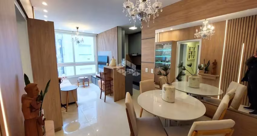 Apartamento mobiliado e decorado à venda no bairro Navegantes com 2 dormitórios (1 suíte) e infraestrutura de alto padrão