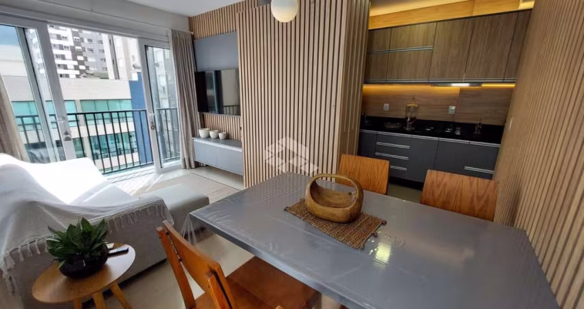 Apartamento mobiliado com 2 dormitórios, vista para o pôr do sol e vaga coberta, conforto e elegância no litoral