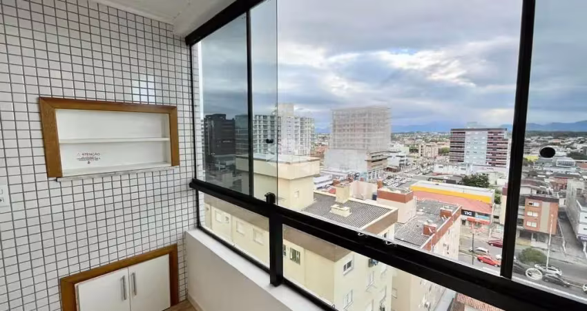 Apartamento de 01 dormitório/quarto/sacada/andar alto/centro/próximo a praça