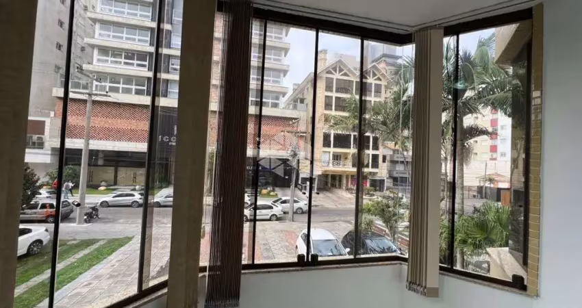Apartamento  com sacada  de frente, 02 dormitórios, 02 vagas de garagem na cidade de capão da canoa