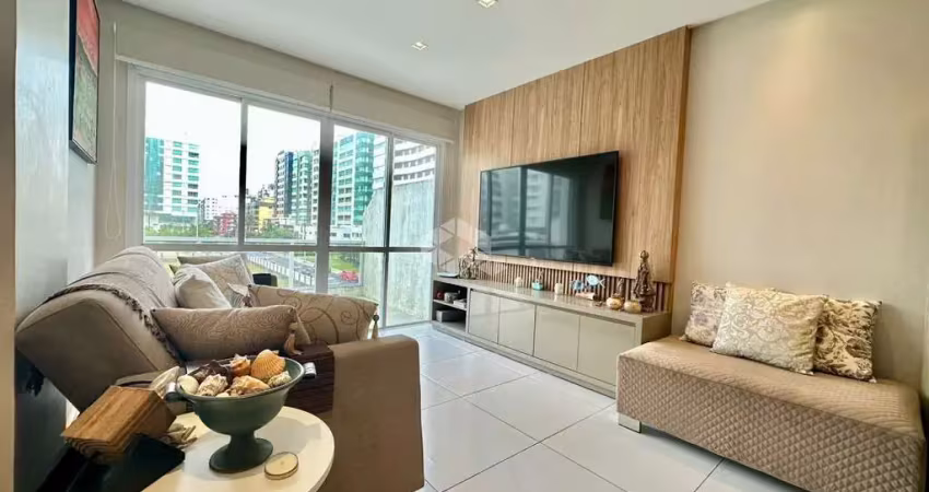 Apartamento mobiliado e decorado, com 02 dormitórios (sendo 01 suíte), a duas quadras do mar, em capão da canoa/rs.