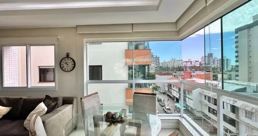 Apartamento refinado com 03 dormitórios(sendo 01 suíte), living 2 ambientes, em capão da canoa/rs.