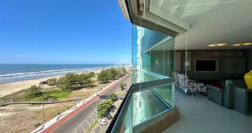 Apartamento beira-mar, possui 04 suítes, mobiliado e decorado, em capão da canoa/rs.