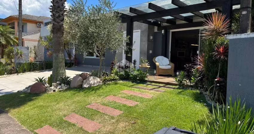 Casa com 180 m² privativos, 03 dormitórios (sendo uma suíte) mobiliada e decorada, no condado de capão .
