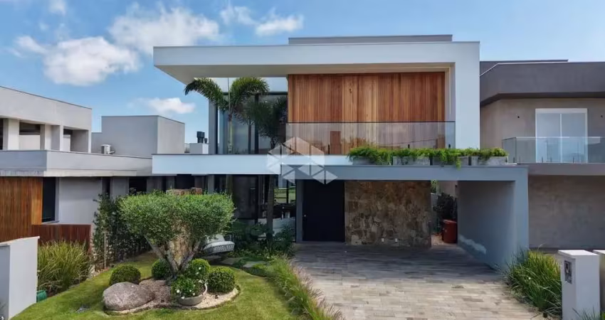 Casa composta por  05 suítes, mobiliada e decorada,  living integrado, área gourmet com churrasqueira, piscina, hidro; beira lago, capão da canoa