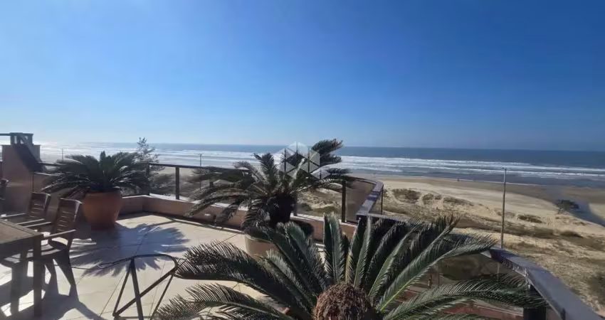 Cobertura duplex à beira-mar, ambientes distribuídos em dois pavimentos, 299 m² privativos, 03 suítes espaçosas , piscina privativa, capão da canoa!