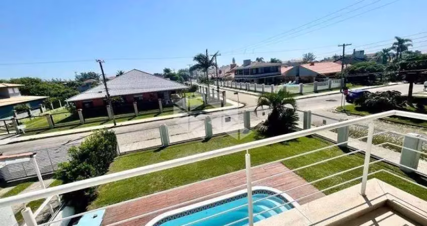 Sobrado , 04 suítes (01 suíte térrea e 01 com closet), sacada, lareira, pé direito duplo com mezanino, piscina, split em todos cômodos, xangri-lá