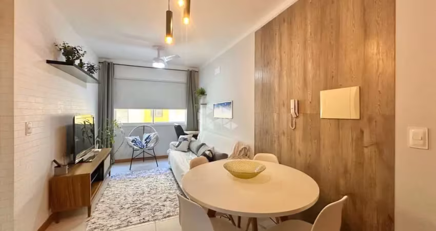 Apartamento mobiliado com 1 dormitório e box a duas quadras do mar
