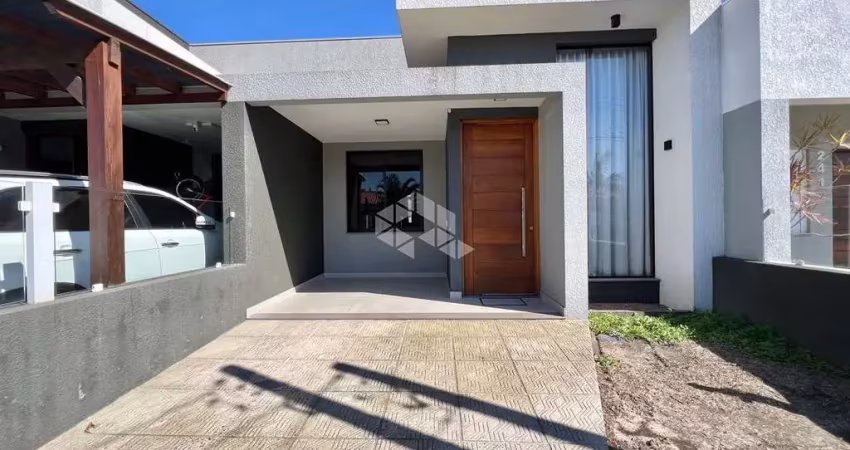 Casa mobiliada 2 domitórios/suíte, pé direito duplo e amplo pátio na zona nova!