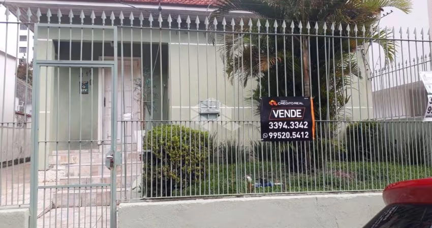 Casa Térrea 3 dormitórios, duas suítes, banho social, vaga para quatro carros, reformada