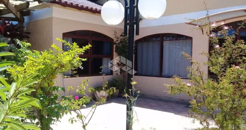 Casa de 02 dormitórios no Bairro Ponta Grossa.