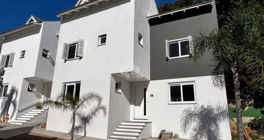 Casa em condomínio com 3 dormitórios, suíte e 2 vagas no bairro Vila Nova / Cavalhada