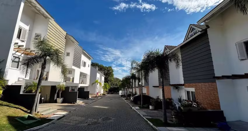 Casa em condomínio com 3 dormitórios, suíte e 2 vagas no bairro vila nova / cavalhada