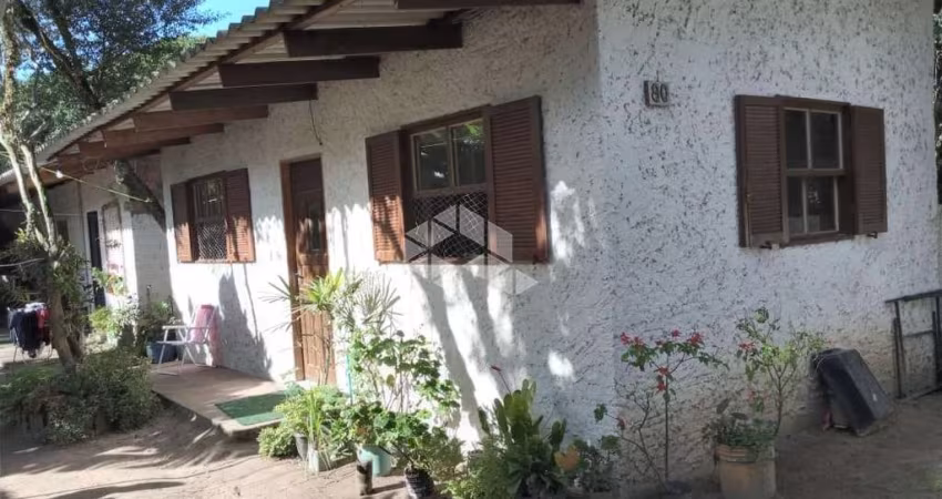 DUAS CASAS EM TERRENO COM 600M2 PRÓX. Á PRAIA DE LAMI em Porto Alegre/RS