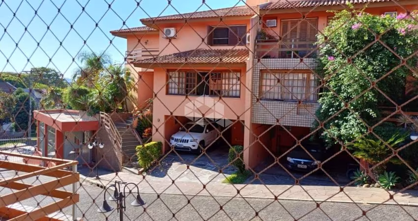 Casa ampla de três dormitórios em Condomínio com Infraestrutura completa