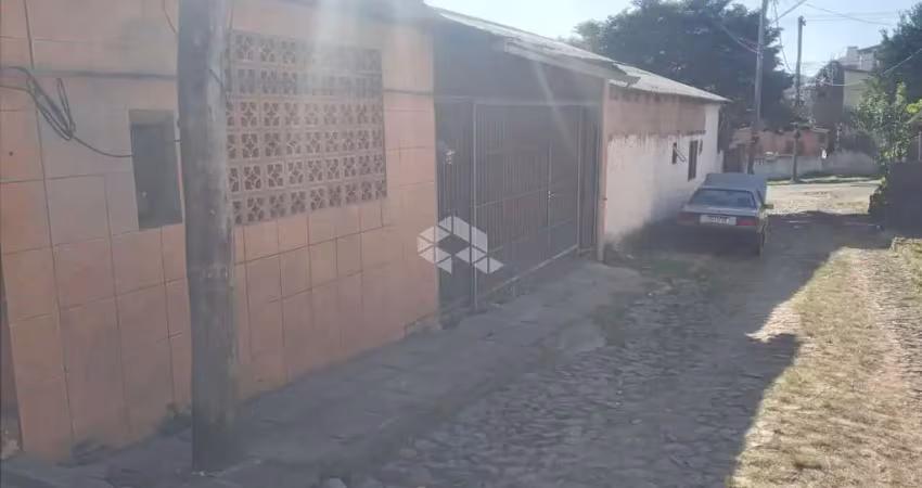 Casa de 3 dormitórios reformada, 62 m2 com 1 suíte, 1 vaga garagem coberta