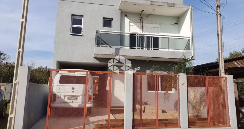 Amplo sobrado novo com 03 dormitórios, sendo 01 suíte c/ sacada.