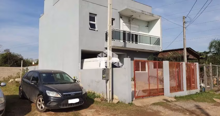 Amplo sobrado novo com 03 dormitórios, sendo 01 suíte c/ sacada.