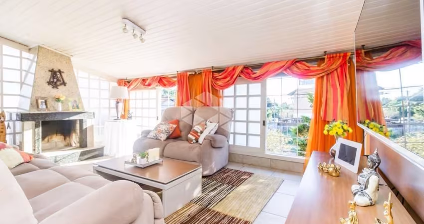 Magnífica residência com duas suítes, sauna, lareira, churrasqueira e piscina.