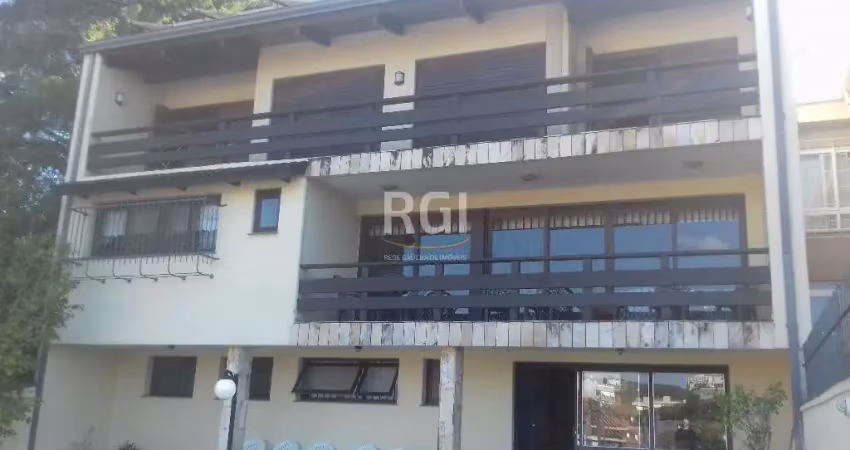 Magnífica casa com cinco suítes no bairro três figueiras.