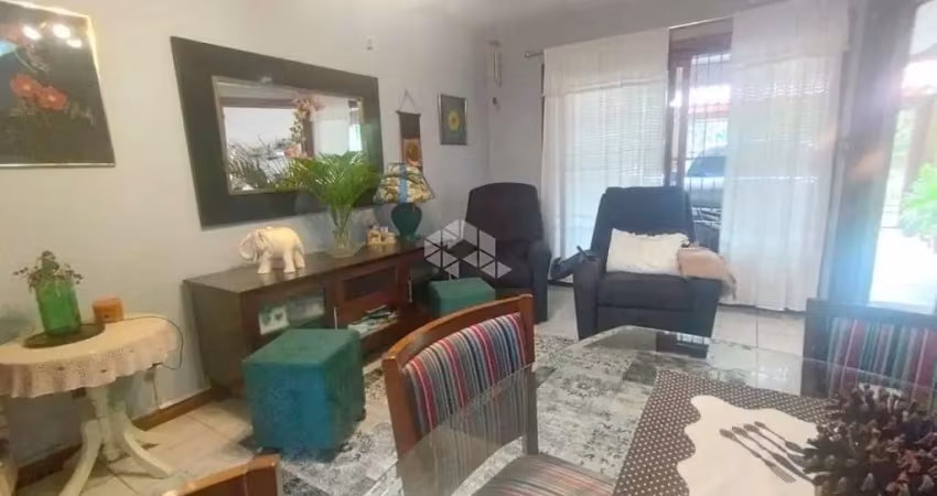 Casa com 3 quartos à venda na Rua dos Guenoas, 671, Guarujá, Porto Alegre
