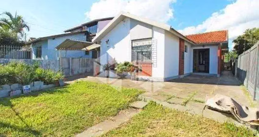 Casa a venda no bairro camaquã com 4 dormitórios e 4 vagas, amplo pátio.