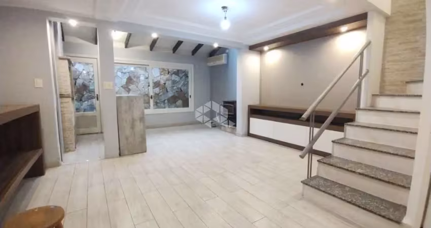 Bela casa em condomínio com três quartos sendo duas suítes