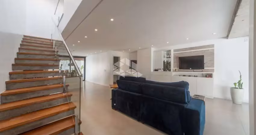 Casa de 03 dormitórios com suítes e piscina em ipanema