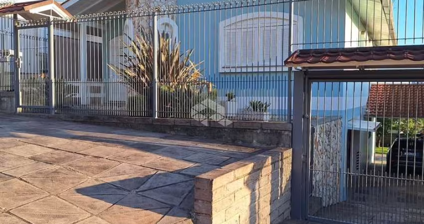Casa com 03 dormitórios no bairro Colina Sorriso em Caxias do Sul