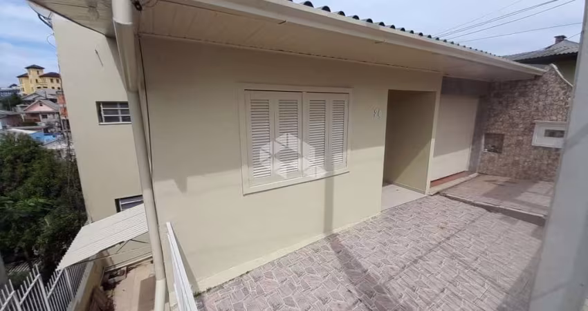 Casa de alvenaria com 2 pavimentos,  4 dormitórios e 2 vagas de garagem.