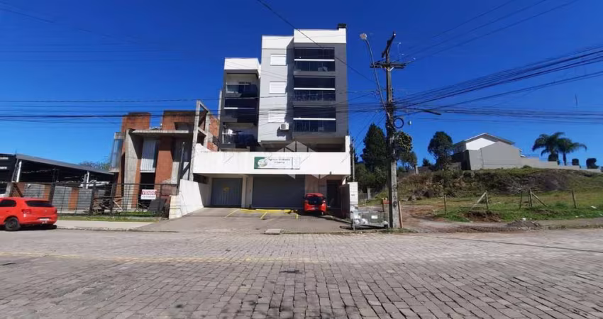 Apartamento semimobiliado, com 63m², 2 dormitórios, 1 banheiro, sacada fechada, churrasqueira, 1 vaga de garagem estendida, Bairro Desvio Rizzo em lu