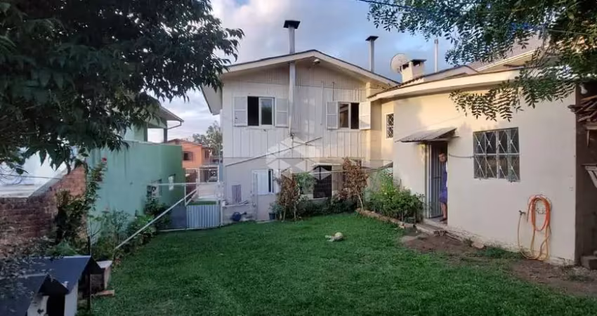 Vendo: casa de dois pisos, 135m2, terreno de 396m2, com duas moradias, cinco quartos, dois banheiros, duas cozinhas, duas áreas de serviço,.