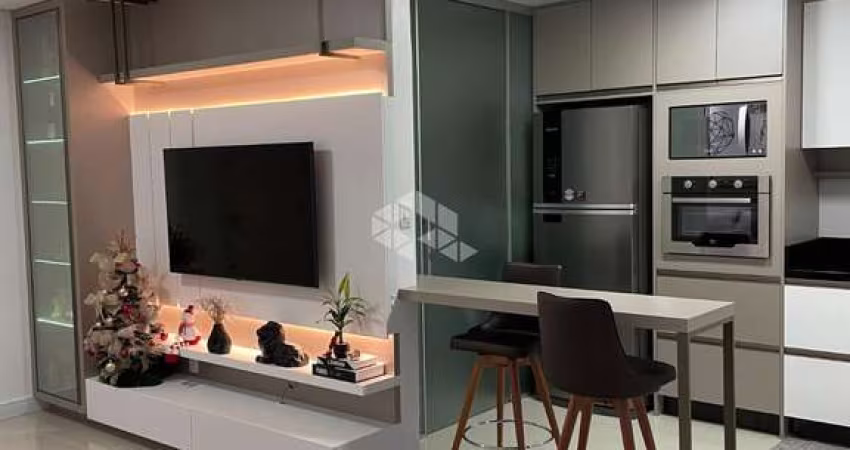 Apartamento semimobiliado com dois dormitórios, suíte e duas vagas.