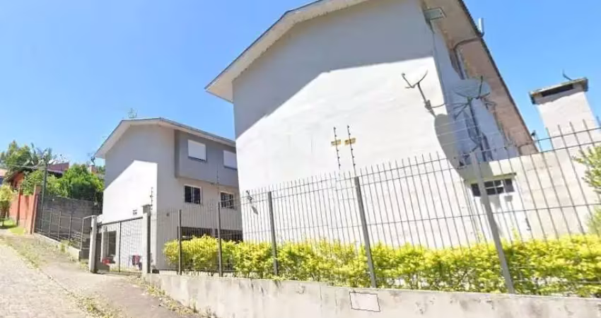 Sobrado triplex com  02 dormitórios e duas vagas cobertas no  bairro charqueadas em caxias do sul .