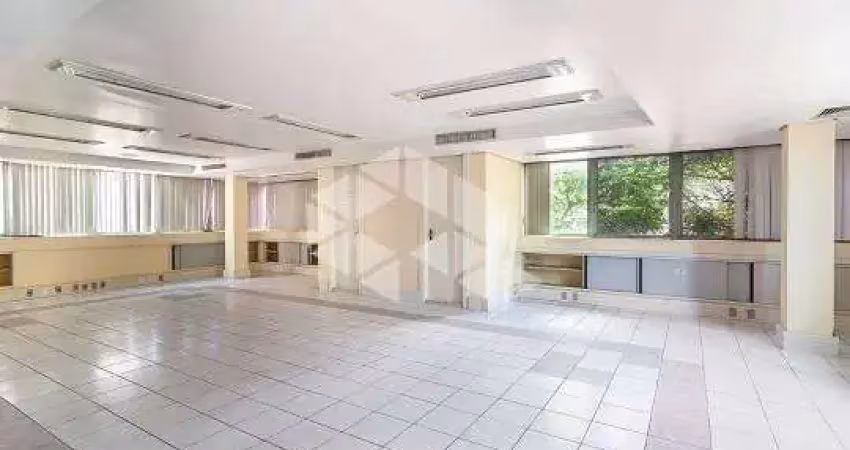 0  prédio tem 941m² privativos com quatro andares e dez vagas garagem próximo ao bourbon