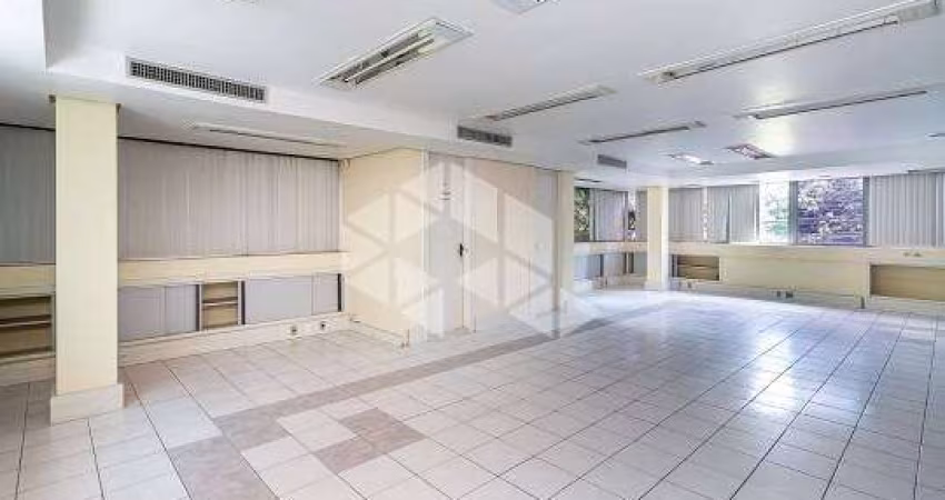Todo o  prédio tem 941m² privativos com quatro andares e dez vagas garagem próximo ao Bourbon