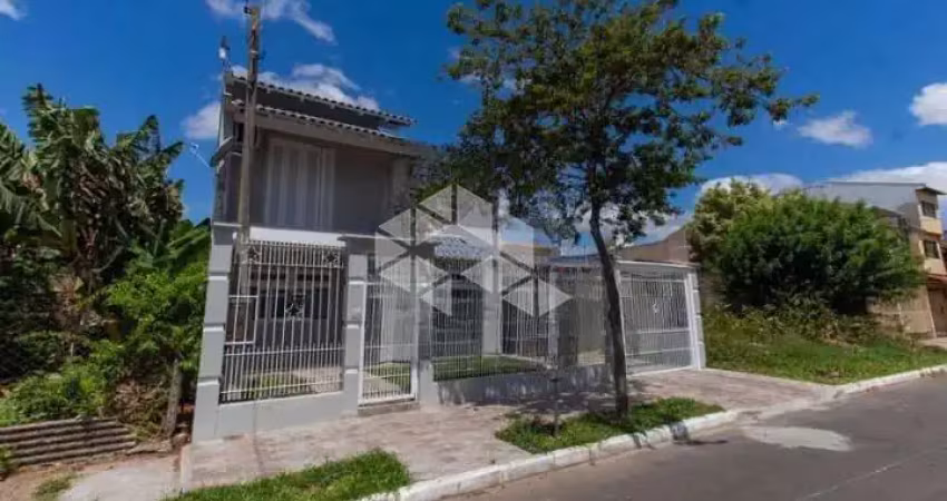 Casa sobrado de 2 quartos, churrasqueira e piscina em canoas