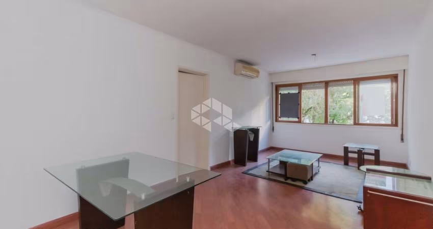 Apartamento 3 dormitórios no bairro Petrópolis,  sendo 1 suíte e uma vaga de garagem.