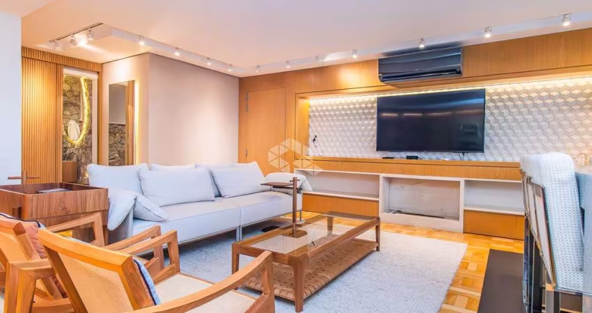 Apartamento à venda; mobiliado; com 127m² de área privativa; posição solar oeste/sul; 1 vaga vaga de garagem; no bairro Menino Deus, em Porto Alegre.