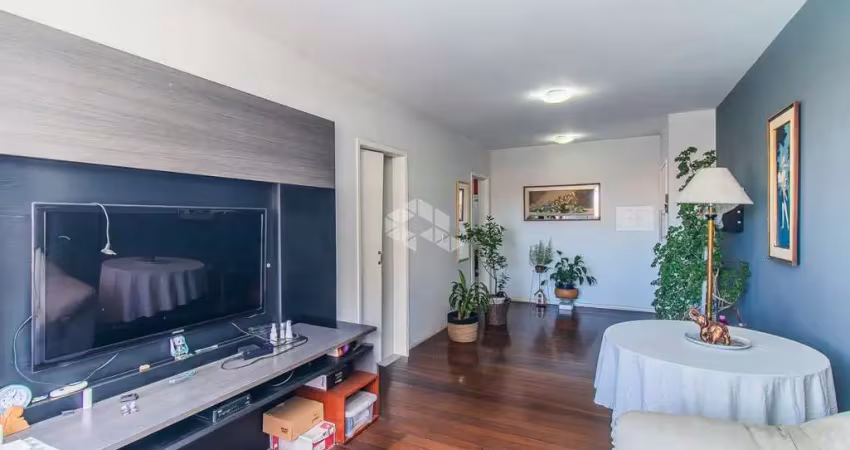 Reformado e semi mobiliado com 99m privativos, 2 quartos e 1 vaga no bairro petrópolis