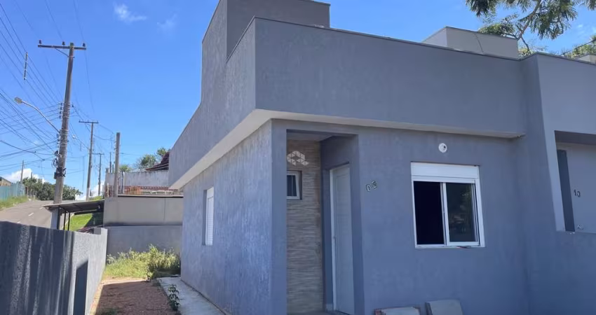 ? Linda Casa de Esquina - 55m² | 2 Dormitórios | Amplo Pátio ?