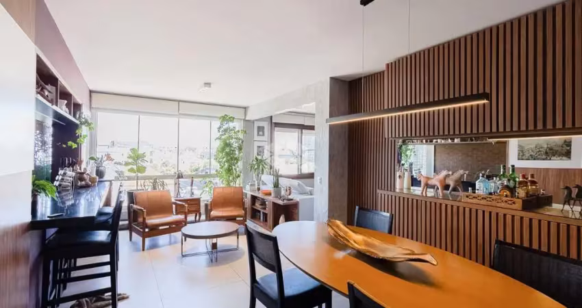 Apartamento espetacular reformado e assinado por renomado arquiteto, que transformou cada espaço em uma verdadeira obra de design contemporâneo.