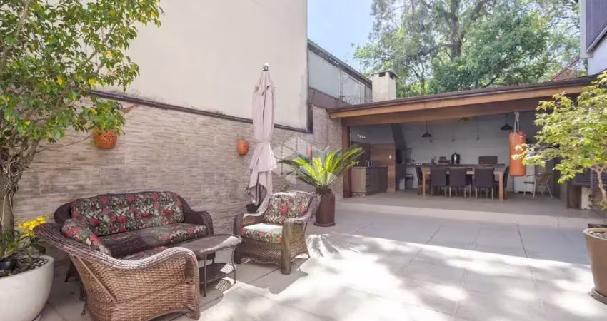 Apartamento garden totalmente reformado com 152 m², 3 dormitórios e 2 vagas no bairro auxiliadora