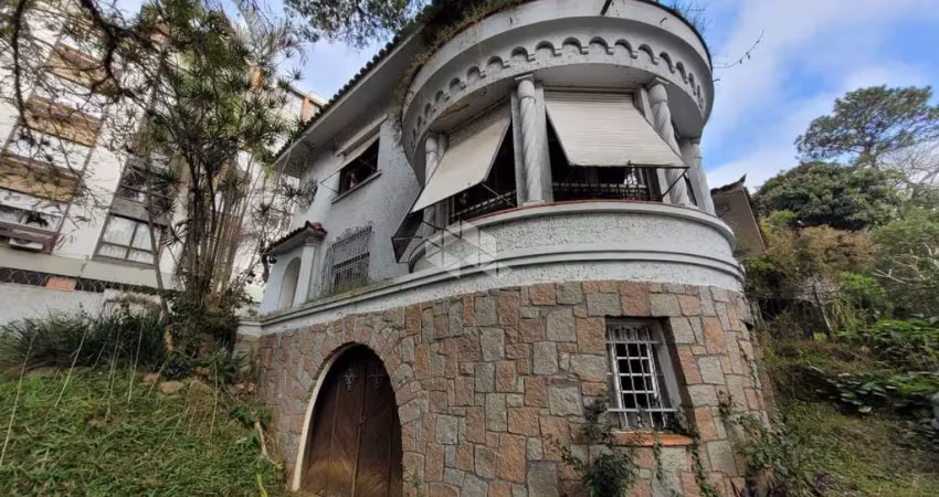 Casa de 400m² com 04 dormitórios e 05 vagas de garagem no bairro menino deus