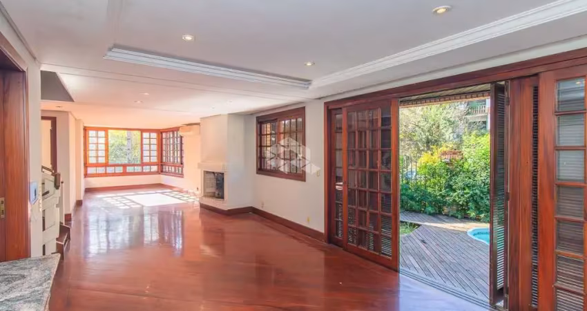 Casa com pátio e piscina em condomínio fechado no boa vista