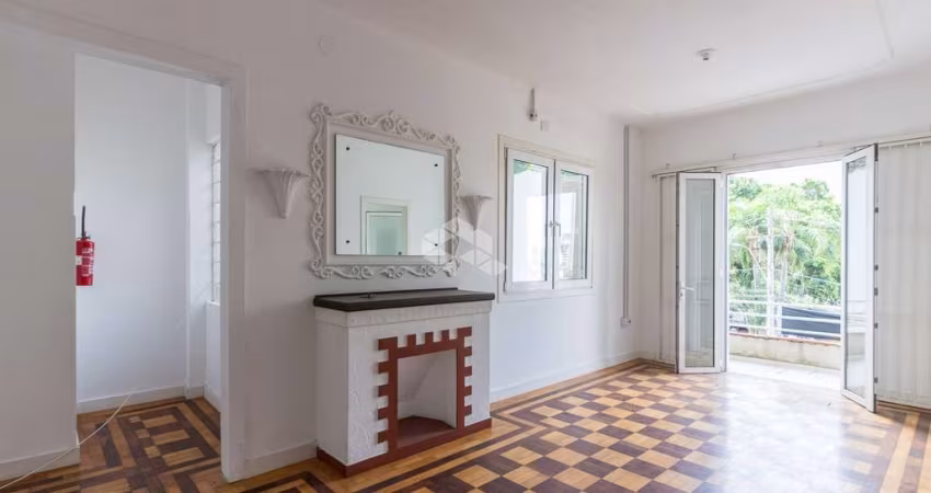 CASA/ SOBRADO COM 614M²  COM 4 DORMITÓRIOS, 1 SUÍTE COM 2 VAGAS COBERTAS E EDÍCULA